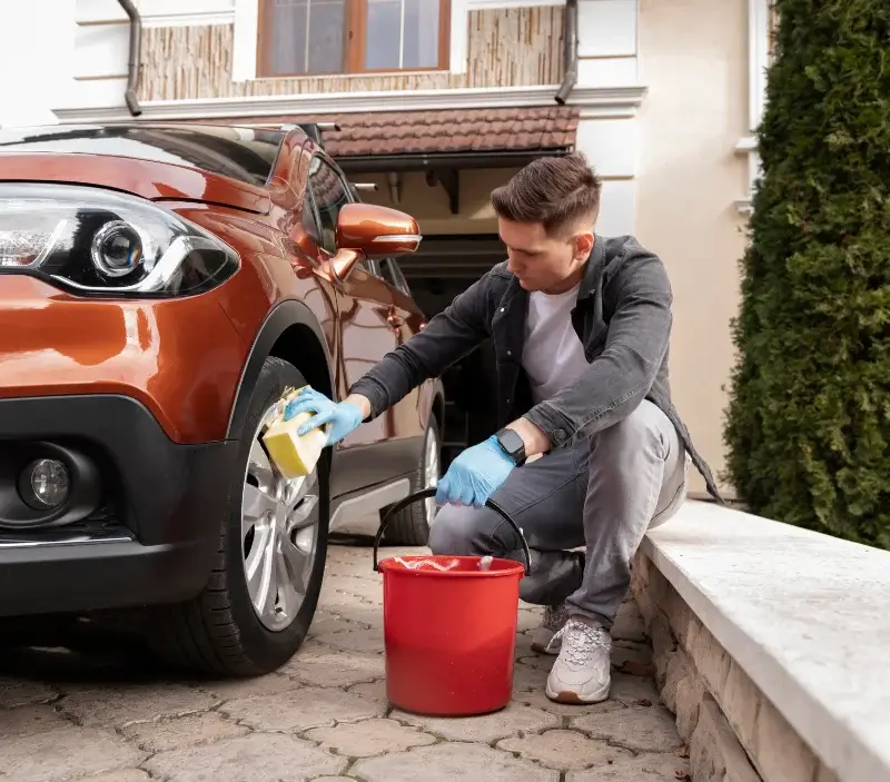 Lavage auto à domicile Pauligne : professionnel intervenant sur un véhicule